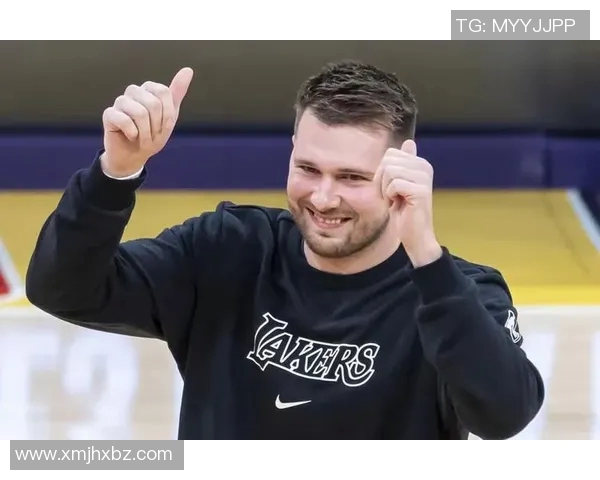 东契奇击地妙传 詹姆斯双手炸筐